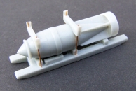 SC-1000 L Hermann Bombe mit Schlitten  1/72